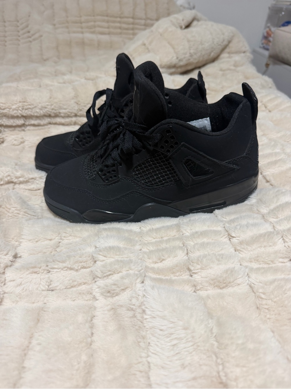 Jordan Boys' Black Retro Basketball Sneakers